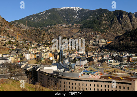 Blick über Escaldes-Engordany mit der Caldea Thermal Spa als Wahrzeichen, Fürstentum Andorra, Europa Stockfoto