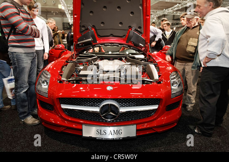 Angehobene Motorhaube ein Mercedes Benz SLS AMG auf dem Display an der Vienna Auto Show 2012, Auto-Show, Wien, Austria, Europe Stockfoto