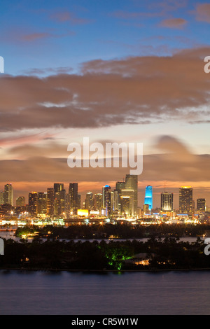 USA, Florida, Miami, Blick vom Südstrand in Biscayne Bay und Downtown Miami Stockfoto