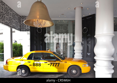 USA, Florida, Miami Beach, South Beach, Mondrian Hotel vom niederländischen Designer Marcel Wanders, Zufahrt, lokalen taxi Stockfoto