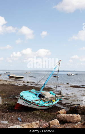 Altes Fischerboot im Hafen von Houmt Souk auf der Insel Djerba, Tunesien, Maghreb, Nordafrika, Afrika Stockfoto