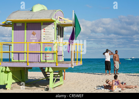 USA, Florida, Miami Beach, South Beach, Lebensretter Umkleidekabinen am Strand Stockfoto