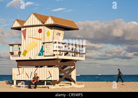 USA, Florida, Miami Beach, South Beach, Lebensretter Kabine am Strand auf der Ebene der 6th street Stockfoto