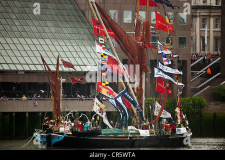 Königin Elizabeth II Diamond Jubilee Flottille Stockfoto