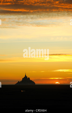 Frankreich, Manche, Bucht des Mont Saint Michel, Mont-Saint-Michel bei Sonnenuntergang, UNESCO-Welterbe Stockfoto