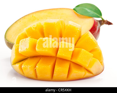 Mango mit Scheiben auf einem weißen Hintergrund. Stockfoto