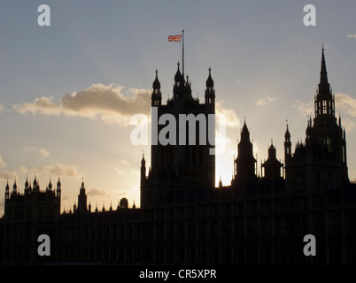 Ein Union Jack Flagge oben die Silhouette Houses of Parliament, London, Vereinigtes Königreich. Stockfoto