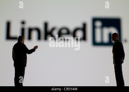 Soziale und geschäftliche Webseite von LinkedIn, mit Skala Modelle Miniaturfiguren im Vordergrund des Logos auf dem Computerbildschirm Stockfoto