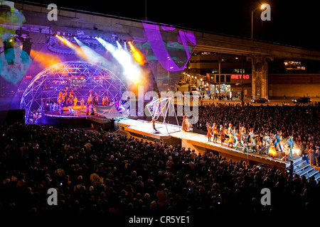 Kanada, Québec, Québec (Stadt), Les Chemins Invisibles, Cirque du Soleil show im Ilot Fleurie unter den Zugang der Stockfoto