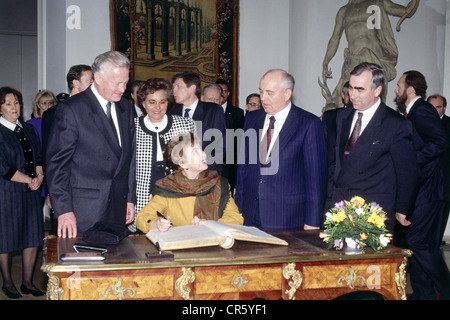Mikhail Gorbatschow, * 2.3.1931, Sowjetrepolitiker (KPdSU), Besuch in Bayern, 6. - 8.3.1992, Gruppenbild mit dem bayerischen Regierungspräsidenten Max Streibl und seiner Frau Irmgard, Gorbatschows Frau Raisa (Unterschrift des Besucher-Buches der bayerischen Landesregierung) und dem deutschen Bundesfinanzminister Theodor "Theo" Waigel, Stockfoto