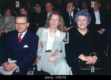 Burda, Anna Magdalena 'Aenne', 28.7.1909 - 3.11.2005, deutscher Verleger, halbe Länge, mit ihrem Sohn Hubert und Maria Furtwaengler, Eröffnung der Münchner Fashion Week, Flughafen München, 21.2.1994, Stockfoto