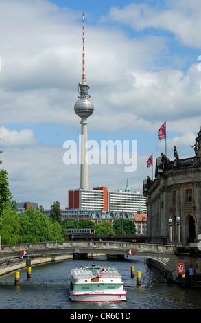 BERLIN, DEUTSCHLAND. Ein Sightseeing-Boot auf der Spree mit dem Fernsehturm (Fernsehturm) hinter. 2012. Stockfoto