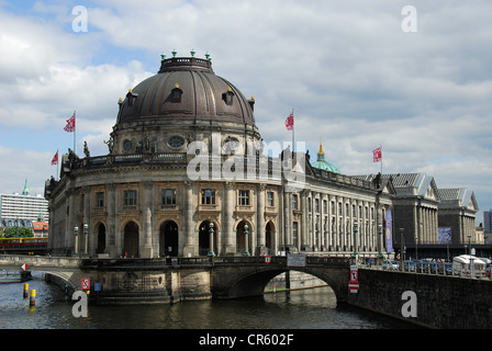 BERLIN, DEUTSCHLAND. Das Bode-Museum und Pergamonmuseum auf der Museumsinsel (Museum Insel), von der Spree aus gesehen. 2012. Stockfoto