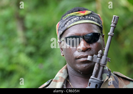 Bewaffnete BH militanten Bewachung der Straße um die liegengebliebenen Copper Mine auf der Insel der autonomen Region Bougainville, PNG Stockfoto