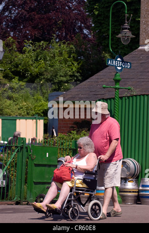 Ältere Paare auf alresford Bahnsteig, Brunnenkresse, alresford, Hampshire, UK. Stockfoto