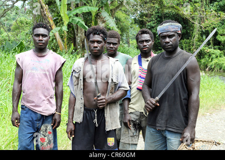 junge Männer mit Clubs in den Dschungeln von Bougainville Insel, Papua-Neu-Guinea Stockfoto