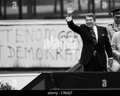 Reagan, Ronald, 6.2.1911 - 5.6.2004, US-amerikanischer Schauspieler und Politiker (Republikaner), Präsident der Vereinigten Staaten, halbe Länge, stehend am Brandenburger Tor, Berlin, Deutschland, 12.6.1987, Stockfoto