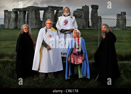 Der Druide Aurthur Pendragon lebt in einem Wohnwagen in der Nähe von Stonehenge als eine Mahnwache an der antiken Stätte Wiltshire Uk 2009 Stockfoto