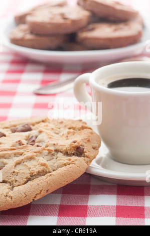 Chocolate Chip Cookies und eine Tasse Kaffee Stockfoto