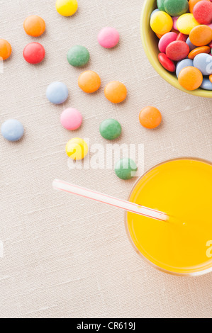 Glas Orangenlimonade und Süßigkeiten Stockfoto