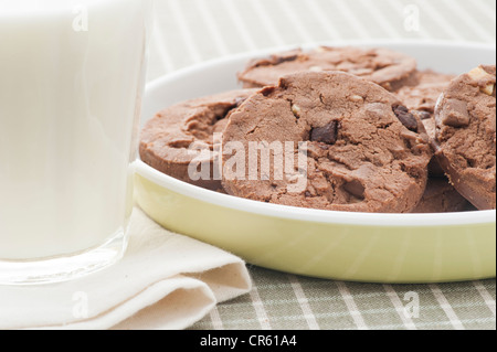 Chocolate Chip Cookies und ein Glas Milch Stockfoto