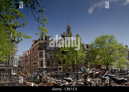Fahrräder parken an einer Brücke im Zentrum von Amsterdam Stockfoto
