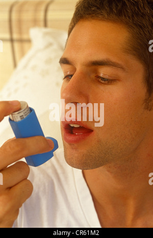 Close-up erschossen Mann männlich mit Inhalator Stockfoto