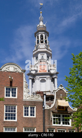 Traditionellen Grachtenhäuser und Kirchturm im Zentrum von Amsterdam Stockfoto