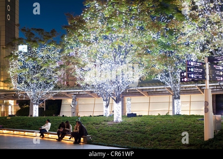 Japan, Insel Honshu, Tokio, Roppongi Hills, bis der Mori Tower in der Abenddämmerung Stockfoto
