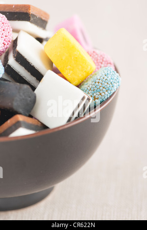 Nahaufnahme von Schüssel gefüllt mit Lakritz-Bonbons Stockfoto