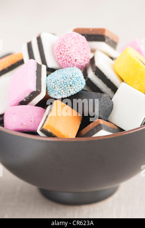 Nahaufnahme von Schüssel gefüllt mit Lakritz-Bonbons Stockfoto