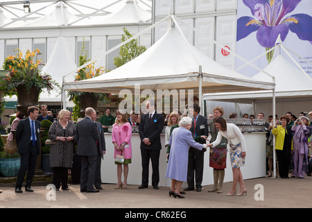 Die Königin und Prinz Philip kommen bei der Chelsea Flower Show 2012 an und schütteln sich die Hände mit Mitgliedern des RHS Committee in London, England, Großbritannien Stockfoto