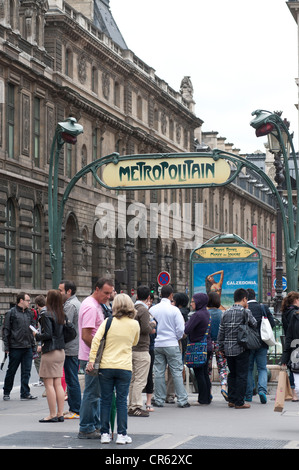 Paris, Frankreich - Menschen in Metro-Station Louvre, Rue de Rivoli Stockfoto