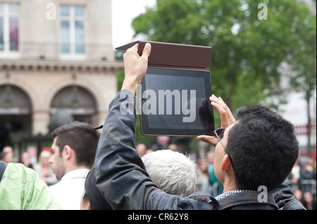 Paris, Frankreich - junger Mann mit dem Ipad um ein Foto aufzunehmen. Stockfoto