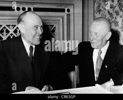 Kesselring, Albert 30.11.1885 - 16.7.1960, deutscher General, präsident von Stahlhelm, mit Dr. Lehmann, Gauführerversammlung, Köln, 11.5.1958, Stockfoto