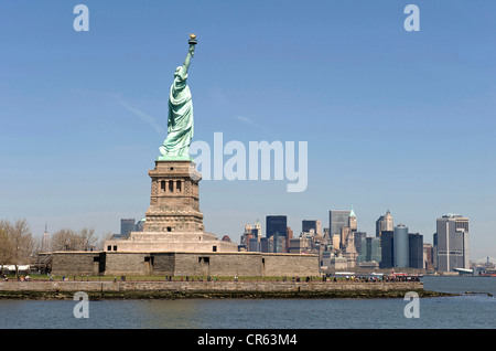 Vereinigte Staaten, New York City, Liberty Island, Freiheitsstatue UNESCO Welterbe, mit der Skyline von Manhattan in der Stockfoto