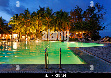 Mauritius, Ostküste, Flacq Bezirk, Belle Mare, Ambre Apavaou Hotel, Schwimmbad bei Nacht am Meer Stockfoto