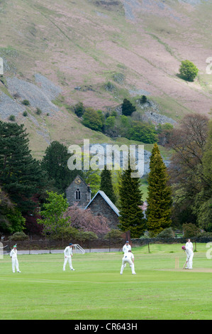 Patterdale Dorf-Kricket-Verein spielen auf ihren Boden im englischen Lake District. Stockfoto