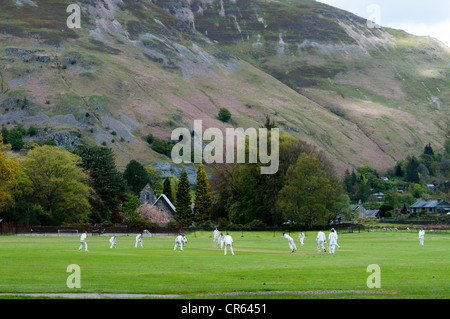 Patterdale Dorf-Kricket-Verein spielen auf ihren Boden im englischen Lake District. Stockfoto