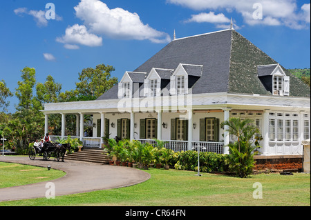 Mauritius, Moka District, Pailles, Domaine des Pailles, vorbei an einer Deauville Kutsche gezogen von einem schwarzen Welsh Cob-Hengst in Stockfoto