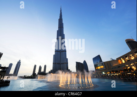 Burj Khalifa, dem höchsten Turm der Welt, 828m Höhe, Brunnen außerhalb der Mall, Business Bay, Innenstadt Stockfoto