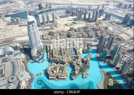 Blick von der Aussichtsplattform At The Top auf der 124. Etage des Burj Khalifa mit 828m Höhe den höchsten Turm in der Stockfoto