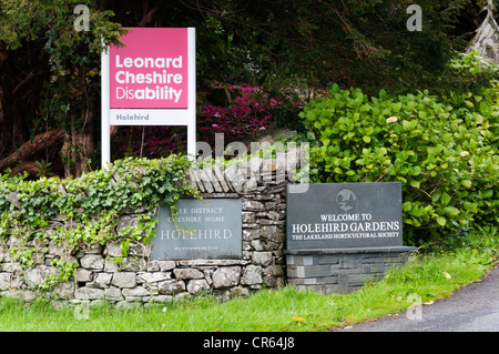Schilder am Eingang zu der Lakeland Horticultural Society's Holehird Gärten und Holehird Cheshire Home. Stockfoto
