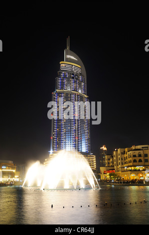 DIE Adresse-Luxus-Hotel, 63 Stockwerke, in der Nacht, Brunnen außerhalb der Mall, Innenstadt, Business Bay, Vereinigte Arabische Emirate Stockfoto