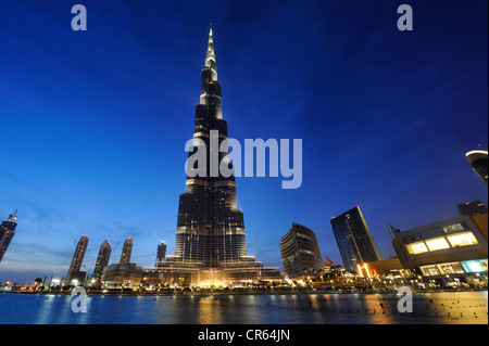 Burj Khalifa mit 828m Höhe der höchste Turm der Welt, Brunnen außerhalb der Mall, Business Bay, Downtown Stockfoto