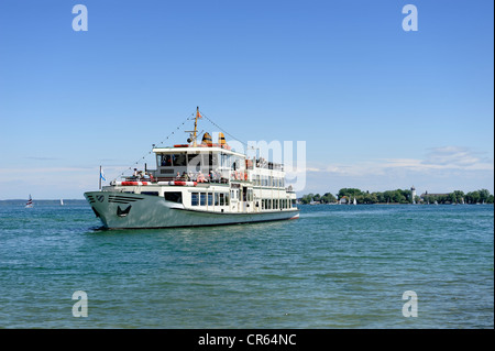 Kreuzfahrtschiff MS Edeltraud am See Chiemsee vor Fraueninsel, Lady's Island, Chiemsee, Chiemgau, Bayern, Oberbayern Stockfoto