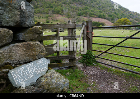 Anfahrt zum Campingplatz und Patterdale anmelden Schiefer Steinmauer trocken fest. Stockfoto