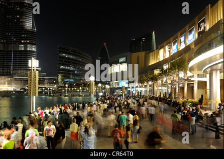 Nachtleben vor Dubai Mall, das größte Einkaufszentrum der Welt, Dubai, Vereinigte Arabische Emirate, Saudi-Arabien, Mittlerer Osten, Asien Stockfoto