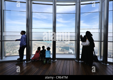 Observation deck "At the Top" auf der 124. Etage, 500 m, Burj Khalifa, das höchste Gebäude der Welt, 828m, Innenstadt, Stockfoto