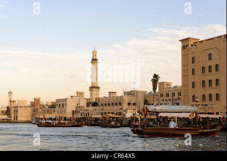 Wasser Taxi, ABRA, Dau am Dubai Creek zwischen Bur Dubai und Deira, Dubai, Vereinigte Arabische Emirate, Naher Osten, Asien Stockfoto